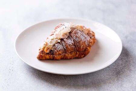 Круассан с миндалем и франжипаном