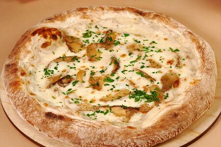 Пицца с белыми грибами