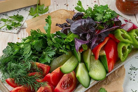 Свежие овощи с зеленью