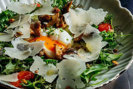 Лионский салат с жареными лисичками