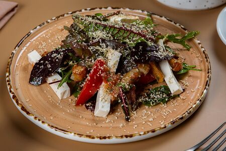 Теплый салат с баклажаном