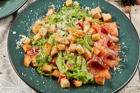 Салат Цезарь с семгой