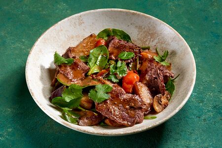 Тёплый салат с говядиной