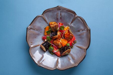 Салат с хрустящим баклажаном и томатами