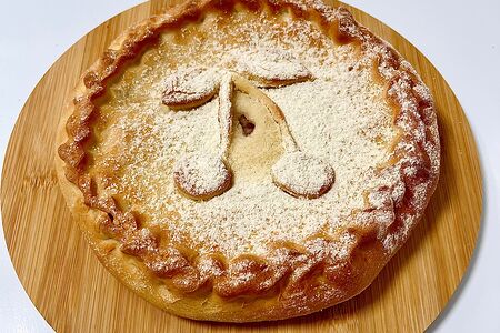 Пирог дрожжевой с яблоком и вишней