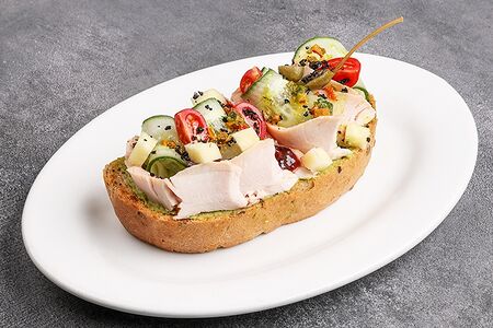 Брускетта с нежной индейкой и брусничным чатни