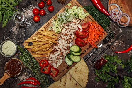 Гирос с курицей на тарелке