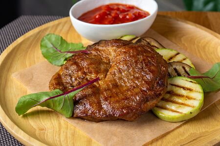 Стейк из свинины с овощами гриль