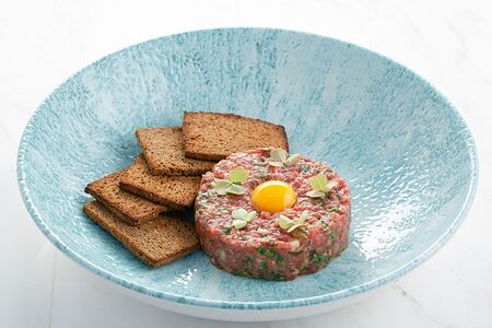 Традиционный тартар из фермерской вырезки, перепелиное яйцо