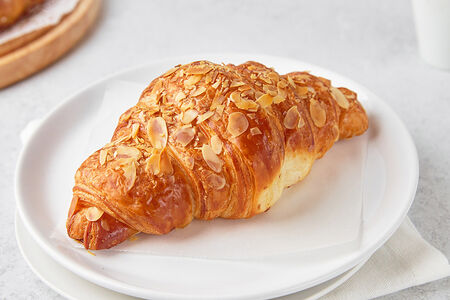 Круассан с заварным кремом и лепестками миндаля