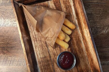 Сырные палочки с ягодным соусом