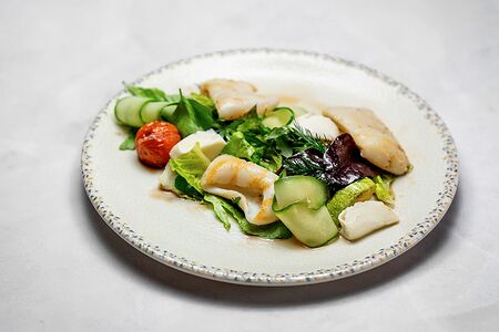 Гриль-салат с кальмаром и сыром моцарелла