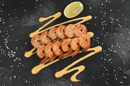 Королевские креветки, жаренные с соусом из манго