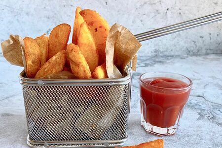 Картофель по деревенский с соусом