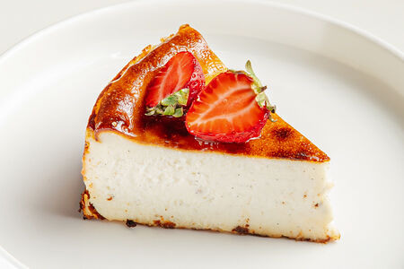 Баскский чизкейк с клубникой