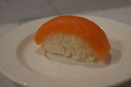 Суши лосось