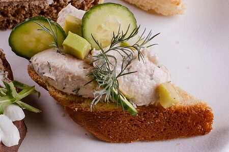 Тост бриошь с паштетом из форели