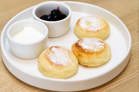 Сырники со сметаной и ягодами