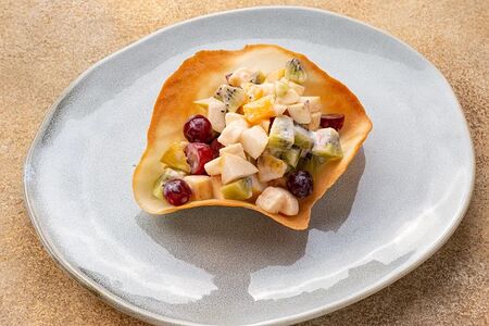 Фрукты в хрустящей корзиночке