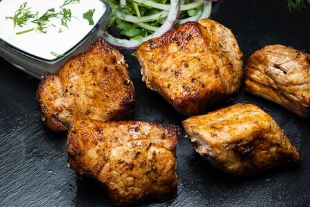 Окорок cвинoй на углях