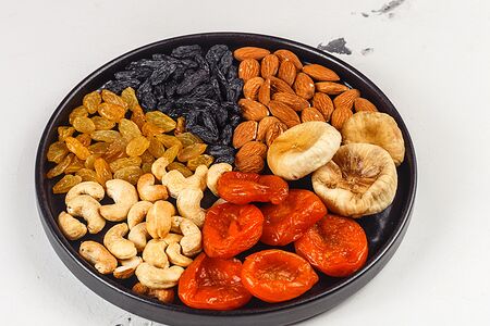 Сухофрукты и орехи