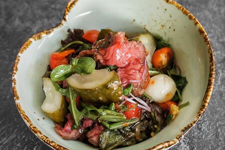 Острый салат с говядиной