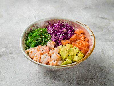 Поке с креветками и лососем