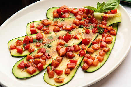 Карпаччо из цукини с помидорами