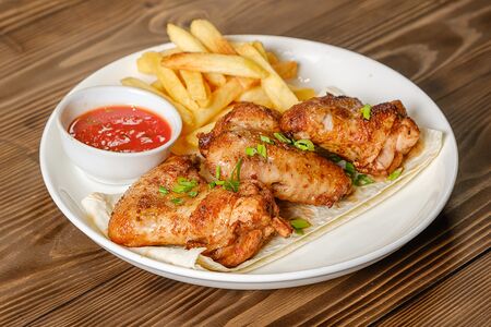 Куриные крылья и картофель фри