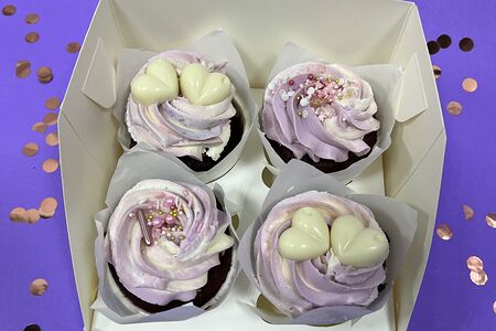 Капкейки сиреневые Красный бархат с клубникой с шоколадными сердечками