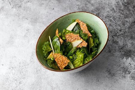 Зеленый салат со злаковыми чипсами