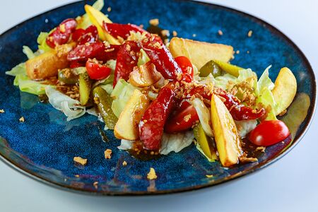 Салат с охотничьими колбасками