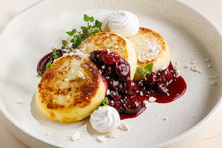 Сырники со сметаной и вишневым вареньем