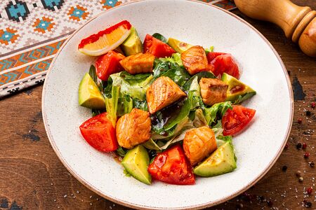 Теплый салат с лососем и авокадо