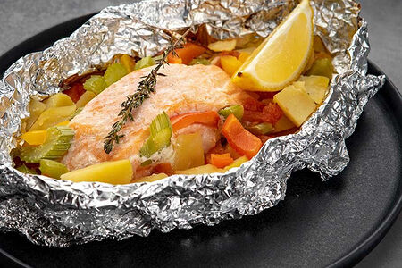 Стейк из лосося с запеченными овощами