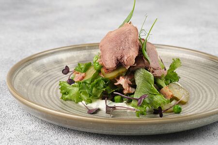 Салат с языком, зеленым горохом и беконом