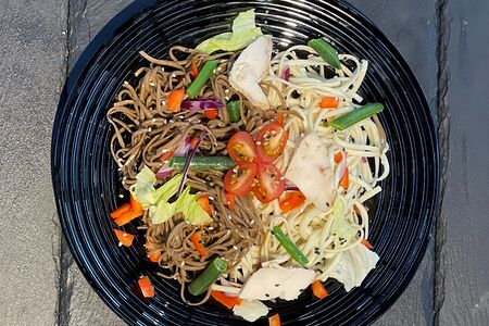 Wok с курицей и лапшой удон