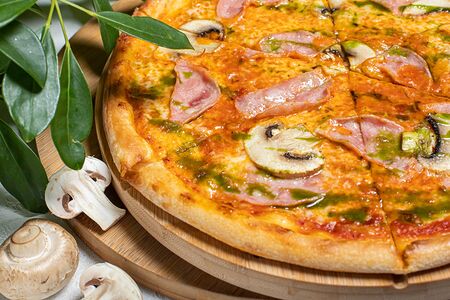 С фирменным соусом, шампиньонами и ветчиной