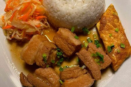 Ком Тит Хо Тау рис с тушеной свининой и яйцом