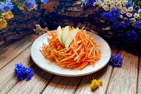 Салат витаминный из моркови и яблока