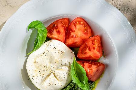 Буррата с томатами и песто