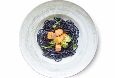 Черные спагетти с лососем