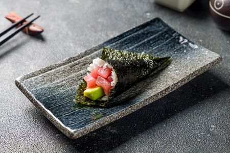 Хенд-ролл с тунцом