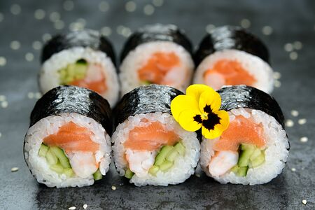 Малый ролл с лососем, креветкой и огурцом