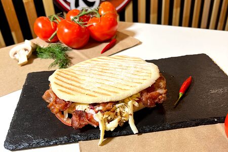 Пита с беконом и сыром