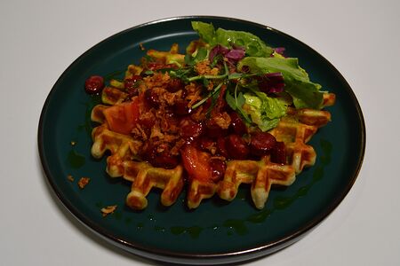 Кабачковая вафля с колбасками