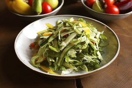 Салат из свежих овощей с песто