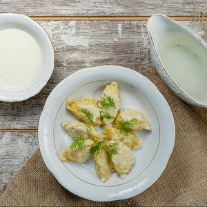 Пельмени из осетрины со взбитой икрой щуки и наваристым бульоном