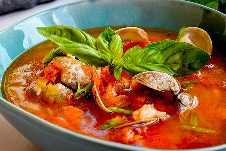 Насыщенный средиземноморский рыбный суп