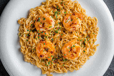 Жареный рамен с креветками